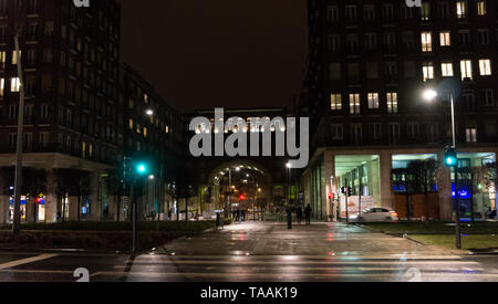 Famoso edificio con un piano rotondo sul Budapest Ring Road all'angolo di Madach Imre Utca street di notte. Foto Stock