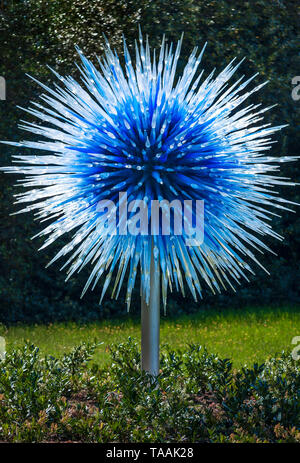 Dale Chihuly sculture di vetro chiamato "Stella apphire' presso i Giardini di Kew. Foto Stock