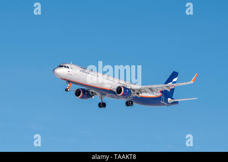 Monaco di Baviera, Germania - 08. Febbraio 2019 : Aeroflot Airbus A321-211 con la registrazione degli aeromobili VQ-BBT nell'approccio alla pista del nord del Mun Foto Stock