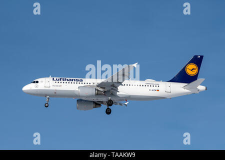 Monaco di Baviera, Germania - 08. Febbraio 2019 : Lufthansa Airbus A320-114 con la registrazione degli aeromobili D-AIZM nell'approccio alla pista del nord del MU Foto Stock