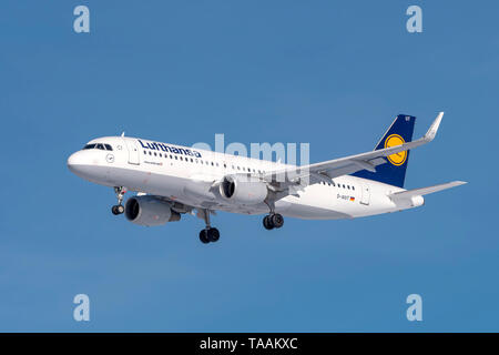 Monaco di Baviera, Germania - 08. Febbraio 2019 : Lufthansa Airbus A320-114 con la registrazione degli aeromobili D-AIUT nell'approccio alla pista del nord del MU Foto Stock