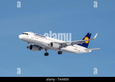 Monaco di Baviera, Germania - 08. Febbraio 2019 : Lufthansa Airbus A320-114 con la registrazione degli aeromobili D-AIWB nell'approccio alla pista del nord del MU Foto Stock