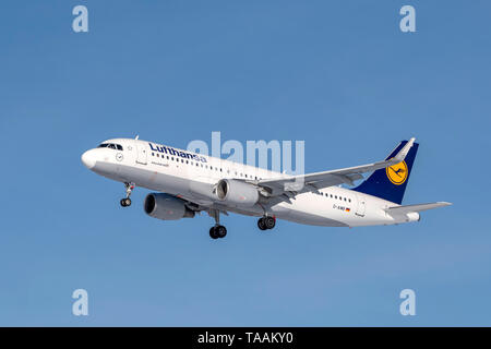 Monaco di Baviera, Germania - 08. Febbraio 2019 : Lufthansa Airbus A320-114 con la registrazione degli aeromobili D-AIWB nell'approccio alla pista del nord del MU Foto Stock