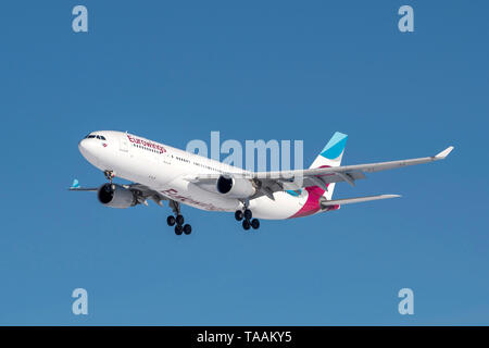 Monaco di Baviera, Germania - 08. Febbraio 2019 : Eurowings Airbus A330-203 con la registrazione degli aeromobili D-AXGG nell'approccio alla pista del nord del MU Foto Stock