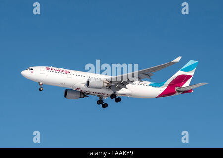 Monaco di Baviera, Germania - 08. Febbraio 2019 : Eurowings Airbus A330-203 con la registrazione degli aeromobili D-AXGG nell'approccio alla pista del nord del MU Foto Stock