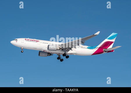 Monaco di Baviera, Germania - 08. Febbraio 2019 : Eurowings Airbus A330-203 con la registrazione degli aeromobili D-AXGG nell'approccio alla pista del nord del MU Foto Stock