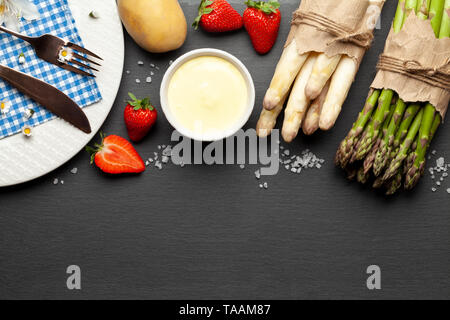 Verde e asparagi bianchi con fragole tabella di grafite Foto Stock
