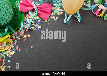 Festa di carnevale sfondo con coriandoli e accessori in costume Foto Stock