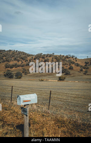 Vecchio letterbox Brungle su strada con le colline di sfondo vicino Tumut, Nuovo Galles del Sud, Australia Foto Stock