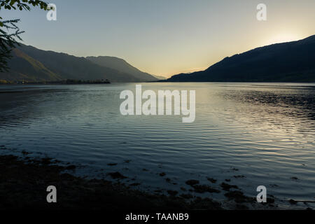 Loch su un inizio serata primaverile. Glen Coe, Scozia Foto Stock