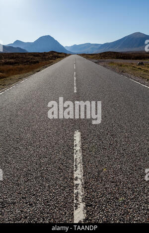 Strada che conduce nelle Highlands della Scozia, Glen Coe Foto Stock