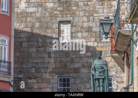 Viseu / Portogallo - 04 16 2019 : vista dettagliata alla facciata laterale della Cattedrale di Viseu, Cattedrale Sé de Viseu, D. Duarte statua, architettonico Foto Stock