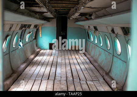 All'interno di un vecchio piano. Cabina passeggeri di un piccolo vecchio piano. Solo il pavimento, pareti e eluminators, tutto il resto è lacerata. In aereo Dall'60 Foto Stock