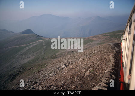 Vista del Parco Nazionale di Snowdonia dall'Snowdon Mountain carrozza ferroviaria sul modo di Mount Snowdon vertice, il Parco Nazionale di Snowdonia, Gwynedd, North West Wales, Regno Unito Foto Stock