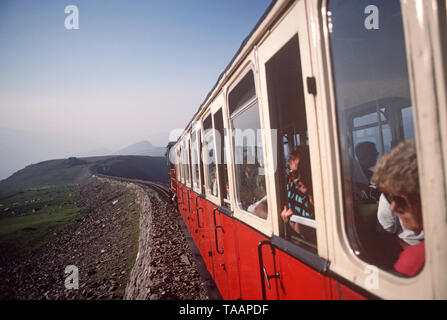 Vista del Parco Nazionale di Snowdonia dall'Snowdon Mountain carrozza ferroviaria sul modo di Mount Snowdon vertice, il Parco Nazionale di Snowdonia, Gwynedd, North West Wales, Regno Unito Foto Stock