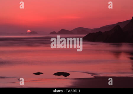 Fotografia scattata al tramonto sulla spiaggia Newgale, West Wales Foto Stock