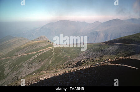 Vista del Parco Nazionale di Snowdonia dall'Snowdon Mountain carrozza ferroviaria sul modo di Mount Snowdon vertice, il Parco Nazionale di Snowdonia, Gwynedd, North West Wales, Regno Unito Foto Stock