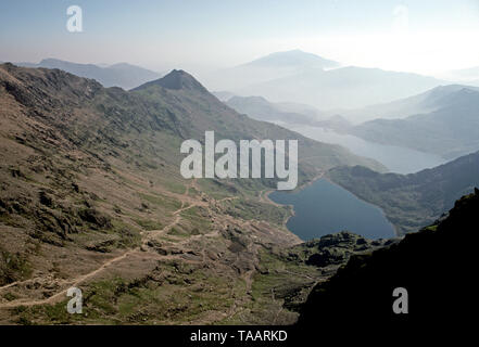 Vista del Parco Nazionale di Snowdonia dall'Snowdon Mountain carrozza ferroviaria sul modo di Mount Snowdon vertice, il Parco Nazionale di Snowdonia, Gwynedd, North West Wales, Regno Unito Foto Stock