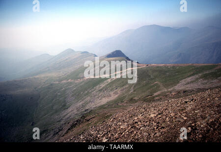 Vista del Parco Nazionale di Snowdonia dall'Snowdon Mountain carrozza ferroviaria sul modo di Mount Snowdon vertice, il Parco Nazionale di Snowdonia, Gwynedd, North West Wales, Regno Unito Foto Stock