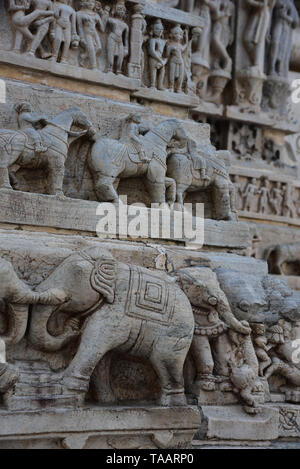 Ornate sculture del montante al tempio Jagdish, situato nel complesso del City Palace di Udaipur, Rajasthan, stato dell India occidentale, in Asia. Foto Stock