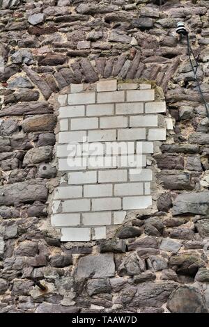 Finestra di mattoni apertura in un muro di casa Foto Stock