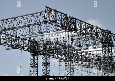 Costruzione e riparazione. costruzioni metalliche contro il cielo. Astrazione Foto Stock