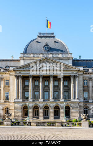 Colonnato della facciata principale del Palazzo Reale di Bruxelles, il palazzo ufficiale del re e la regina dei belgi di Bruxelles in Belgio. Foto Stock