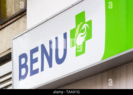 Farmacie Benu emblema logo accedi street, Ungheria, Europa Foto Stock