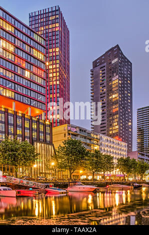 Rotterdam, Paesi Bassi, 21 Maggio 2019: Wijnhaven harbour rivestita con moderne torri residenziali nel blu ora dopo il tramonto Foto Stock