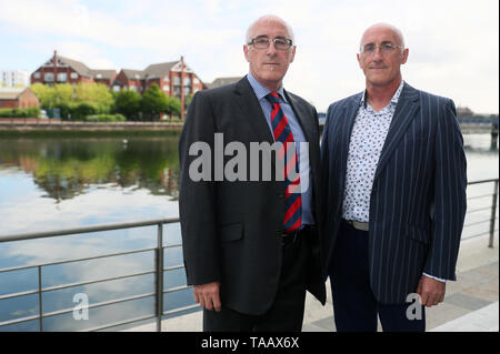 Gemelli emofiliaci Nigel (sinistra) e Simon Hamilton, che contrae Hep C come risultato del sangue contaminato prodotto, frequentare il Regno Unito il sangue infetto inchiesta in Belfast dove hanno dato prova. Foto Stock