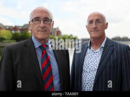 Gemelli emofiliaci Nigel (sinistra) e Simon Hamilton, che contrae Hep C come risultato del sangue contaminato prodotto, frequentare il Regno Unito il sangue infetto inchiesta in Belfast dove hanno dato prova. Foto Stock