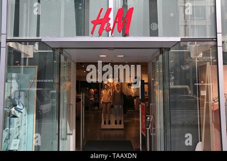 TOKYO, Giappone - 1 dicembre 2016: H&M fasihon casual store al quartiere di Ginza di Tokyo, Giappone. Ginza è un leggendario area dello shopping in Chuo Ward di Tokyo. Foto Stock