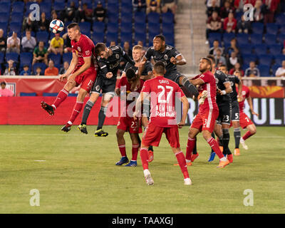 Harrison, Stati Uniti. 22 Maggio, 2019. Sean Nealis (15) di Red Bulls controlla la sfera durante la MLS di gioco normale contro Whitecaps FC sulla Red Bull Arena Credito: Lev Radin/Pacific Press/Alamy Live News Foto Stock