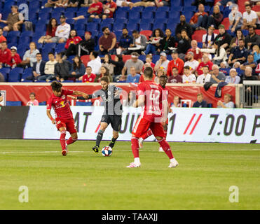 Harrison, Stati Uniti. 22 Maggio, 2019. Jon Erice (6) di Whitecaps FC controlla la sfera durante la MLS di gioco normale contro Red Bulls sulla Red Bull Arena Credito: Lev Radin/Pacific Press/Alamy Live News Foto Stock