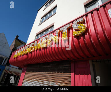 Chiuso il divertimento arcade sulla cittadina di mare street. Foto Stock