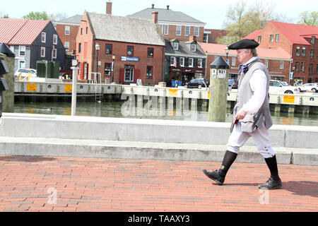 Uomo in abbigliamento coloniale a piedi nel centro cittadino di Annapolis, MD, Stati Uniti d'America Foto Stock