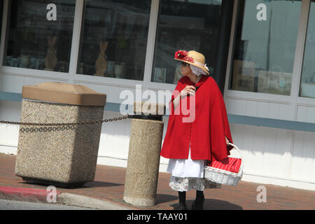 Donna in costume coloniale sulle strade di Annapolis, MD, Stati Uniti d'America Foto Stock