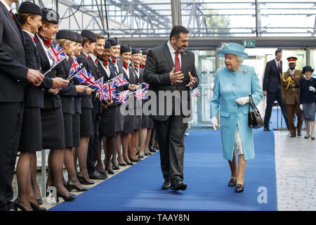 La regina Elisabetta II è accolto da Chief Executive di British Airways, Alex Cruz (sinistra) come Lei arriva per una visita alla sede centrale della British Airways presso l'aeroporto di Heathrow di Londra, per contrassegnare il loro anno centenario. Foto Stock