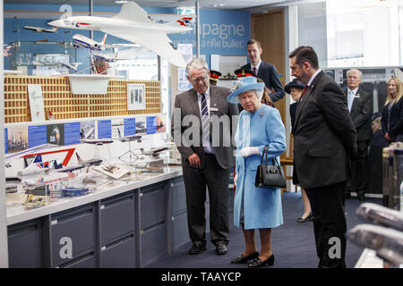 Queen Elizabeth II esamina presenta nel Centro del Patrimonio durante una visita alla sede centrale della British Airways presso l'aeroporto di Heathrow di Londra, per contrassegnare il loro anno centenario. Foto Stock