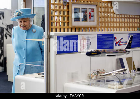 Queen Elizabeth II esamina presenta nel Centro del Patrimonio durante una visita alla sede centrale della British Airways presso l'aeroporto di Heathrow di Londra, per contrassegnare il loro anno centenario. Foto Stock