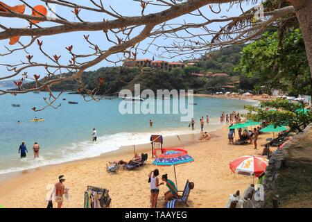 BUZIOS, Brasile - 16 ottobre 2014: la gente visita Joao Fernando Spiaggia di Buzios, stato di Rio de Janeiro in Brasile. Il Brasile ha avuto 5.17 milioni di visitatori nel Foto Stock