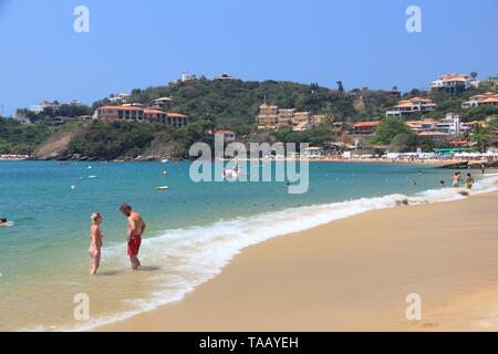 BUZIOS, Brasile - 16 ottobre 2014: la gente visita Joao Fernando Spiaggia di Buzios, stato di Rio de Janeiro in Brasile. Il Brasile ha avuto 5.17 milioni di visitatori nel Foto Stock