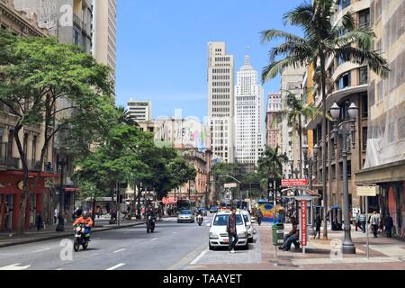 SAO PAULO, Brasile - 6 ottobre 2014: il traffico nel centro di Sao Paulo. Con 21,2 milioni di persone Sao Paulo metropolitan area è l'ottavo più popoloso in t Foto Stock