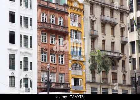 Sao Paulo, Brasile - la vecchia architettura residenziale street view. Foto Stock