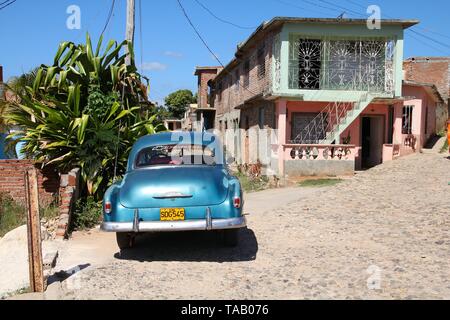 TRINIDAD, CUBA - Febbraio 6, 2011: Oldtimer American automobile parcheggiata in strada a Trinidad. Cuba ha uno dei più bassi auto pro-capite le tariffe (38 per 100 Foto Stock
