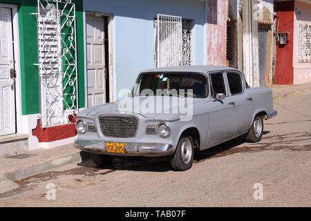 TRINIDAD, CUBA - Febbraio 6, 2011: Oldtimer Toyota auto parcheggiate in strada a Trinidad. Cuba ha uno dei più bassi auto pro-capite le tariffe (38 per 1000 Foto Stock