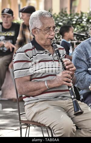 REMEDIOS, CUBA - Febbraio 20, 2011: orchestra amatoriale uomo suona il clarinetto in Remedios, Cuba. Remedios è una delle più antiche città in Cuba, dating ba Foto Stock