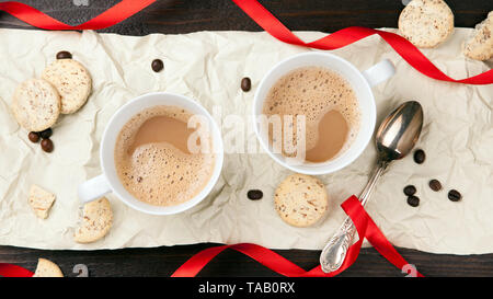 Tazze da caffè sul tavolo in legno sfondo Foto Stock