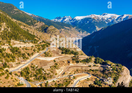 Strada a forcina in Andorra su sunny winterday nel dicembre Foto Stock