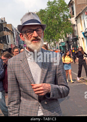 Un elegante uomo fuori in Brighton Foto Stock